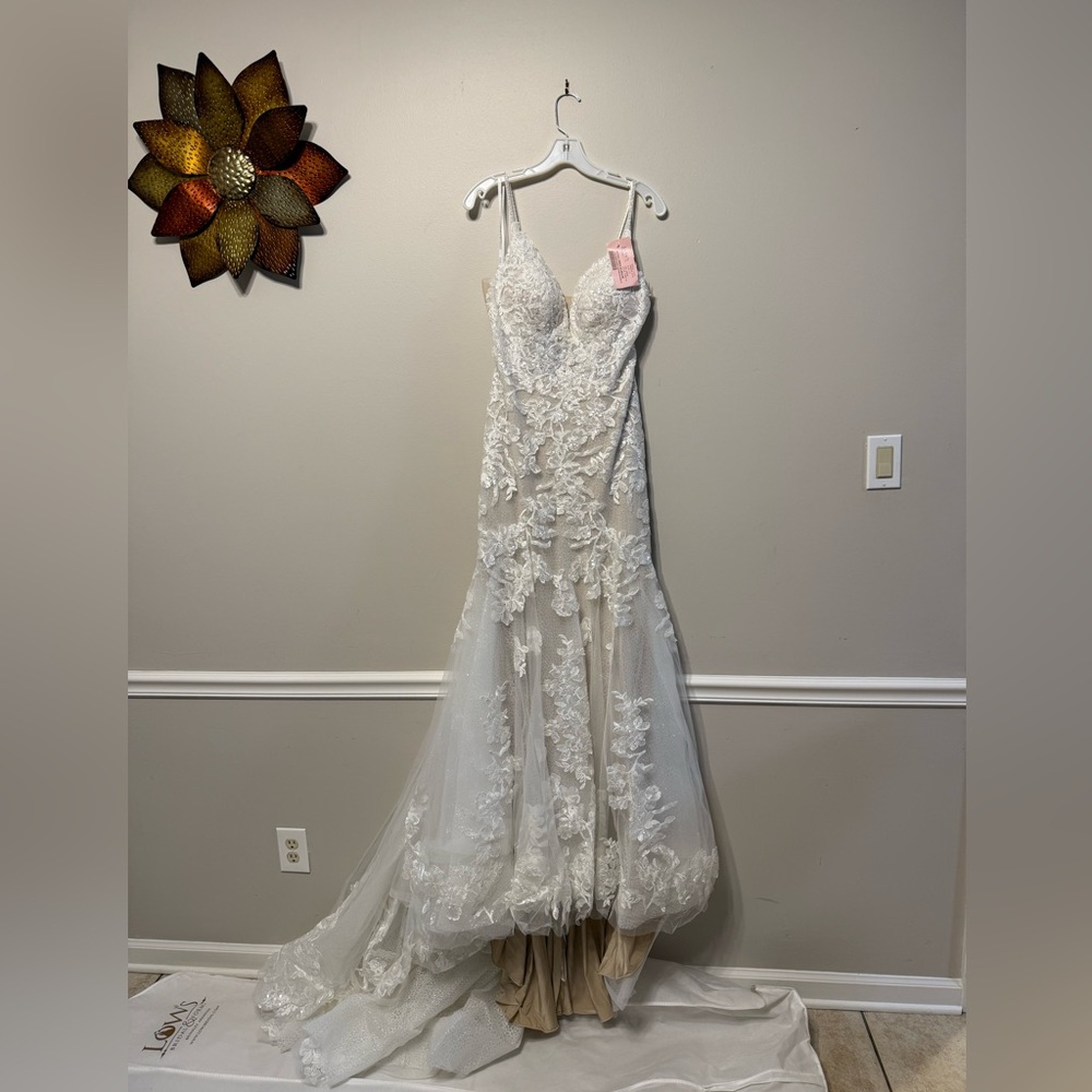 Elegant White Lace Wedding Dress